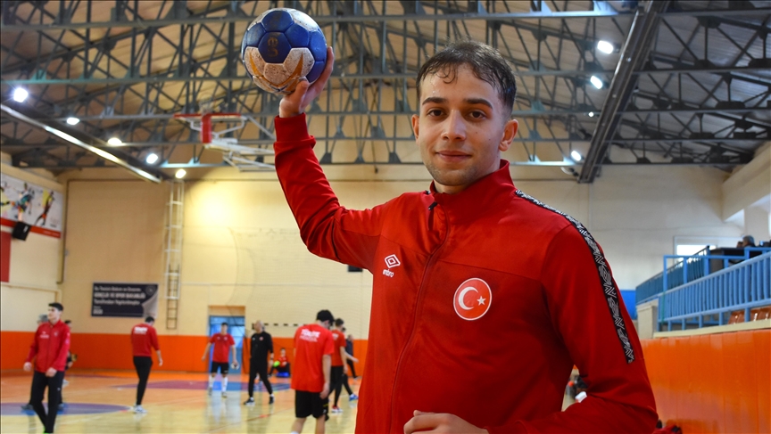 Genç hentbolcu Efe Karapınar, milli takımda şampiyonluklar yaşamak istiyor